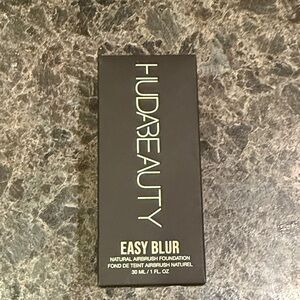 HUDA BEAUTY Easy Blur Foundation - Latte